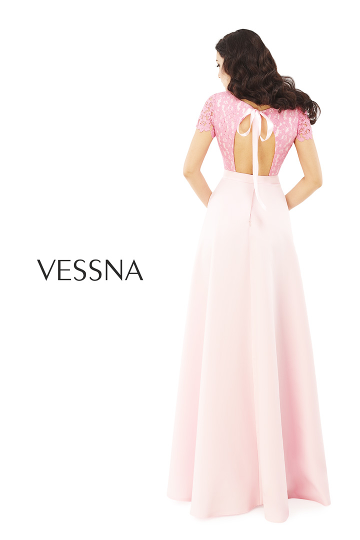 Девушка в платье Vessna